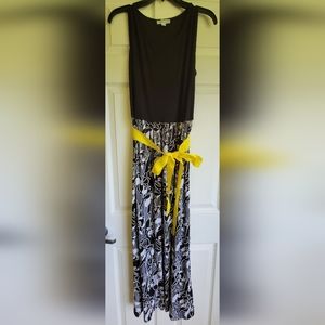 Sleeveless black and white midi dress with yellow ribbon belt
